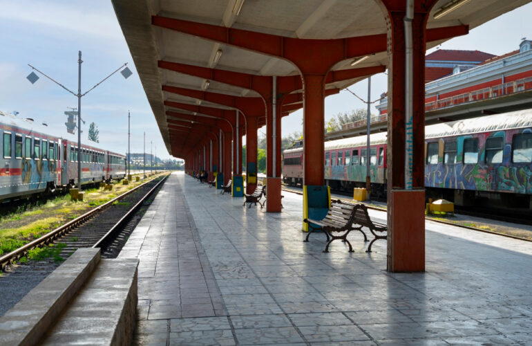 Stazione dei treni con murales