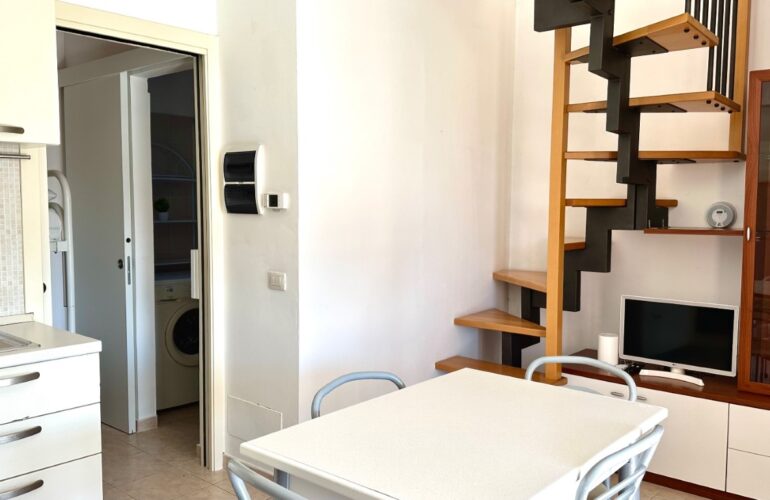 Scala a chiocciola e tv con tavolo cucina Marzocchetta on the Beach